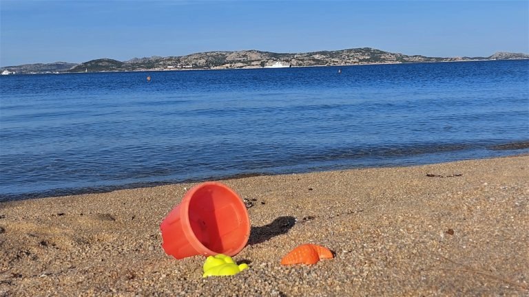 Spielzeug am Strand zurück gelassen