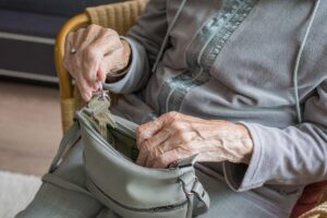 Alte Frau lebt ihre Autonomie