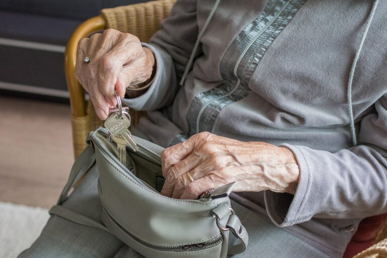 Alte Frau lebt ihre Autonomie