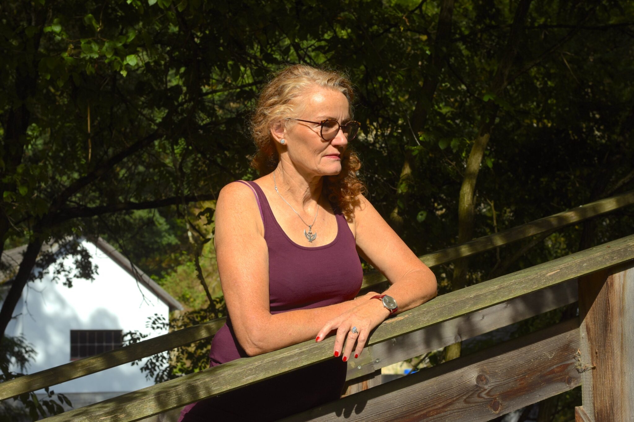 Barbara nachdenklich auf der Brücke