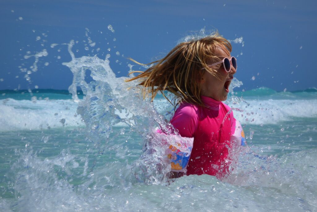 Starkes Mädchen im Wasser
